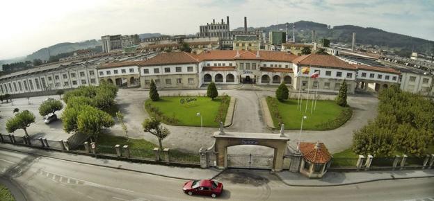 Vista de la entrada principal de Sniace, zona en la que la empresa quiere hacer un gran centro de ocio. O