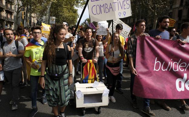 Imagen principal - Miles de estudiantes durante la manifestación.