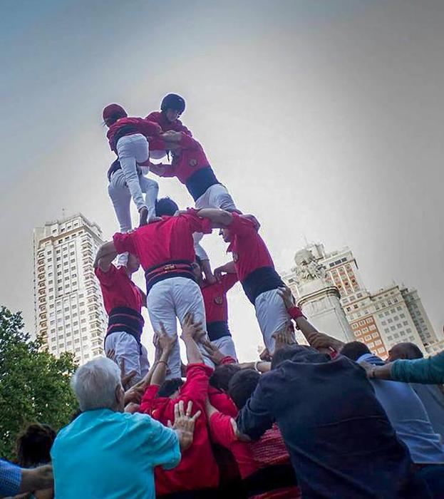 Los integrantes de la ‘colla castellera’ levantan una torre humana en pleno centro de Madrid. 