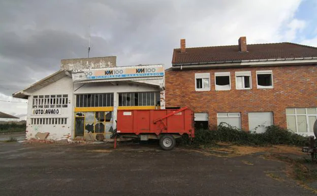 Edificio de un antiguo taller que presenta un avanzado estado de abandono. 