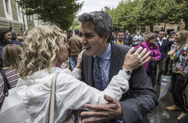 Pablo Zuloaga y Eva Díaz Tezanos se saludan en la festividad de la Bien Aparecida.