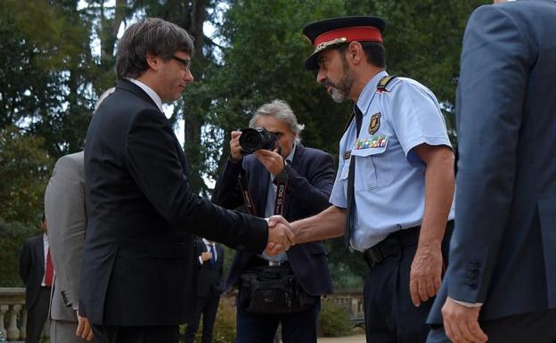 Carles Puigdemont saluda a Josep Lluís Trapero. 