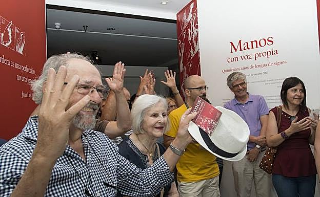 Personas sordas ‘aplauden’ en la inauguración de la exposición ‘Manos con voz propia’