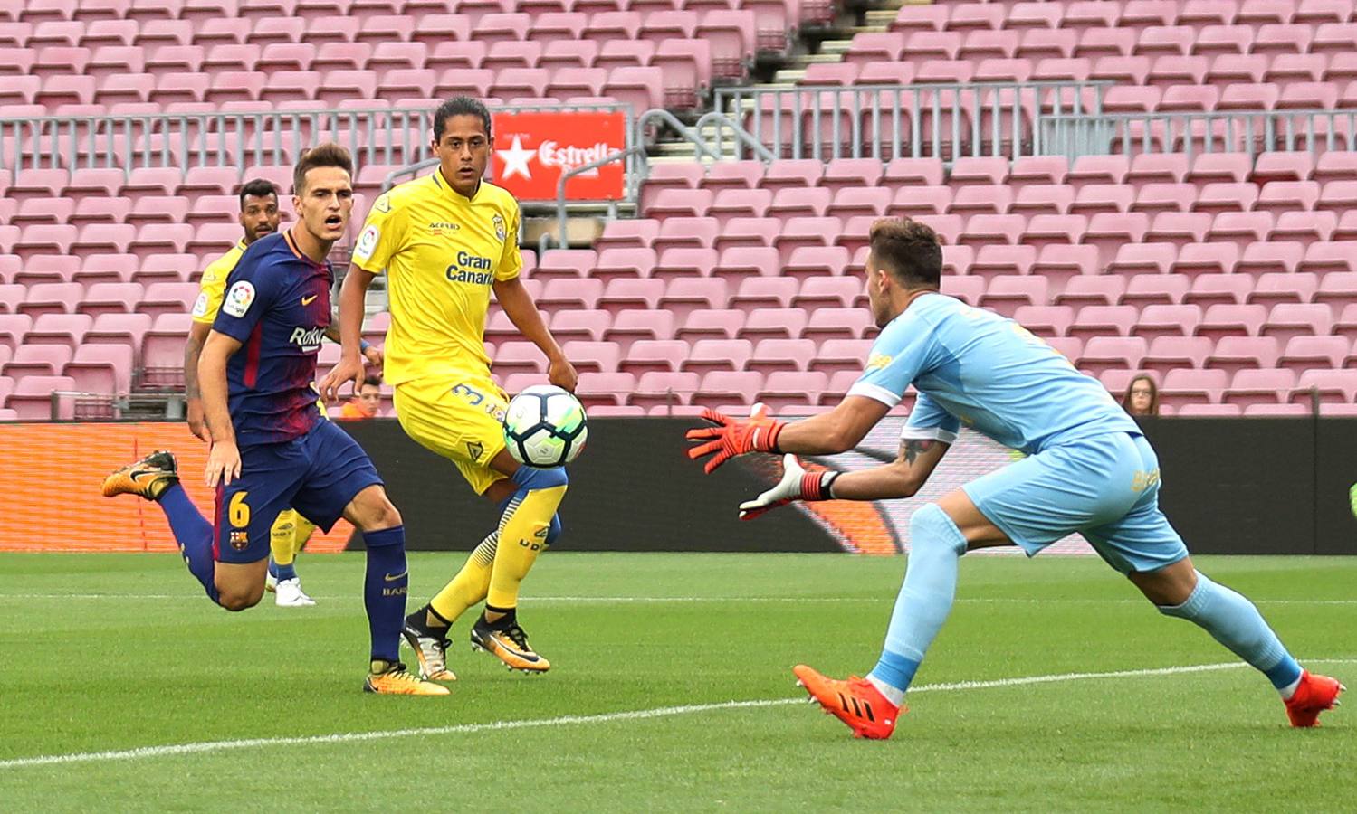 Las mejores imágenes del partido de la séptima joranda de Liga entre el Barcelona y e Las Palmas, que se ha disputado a puerta cerrada.