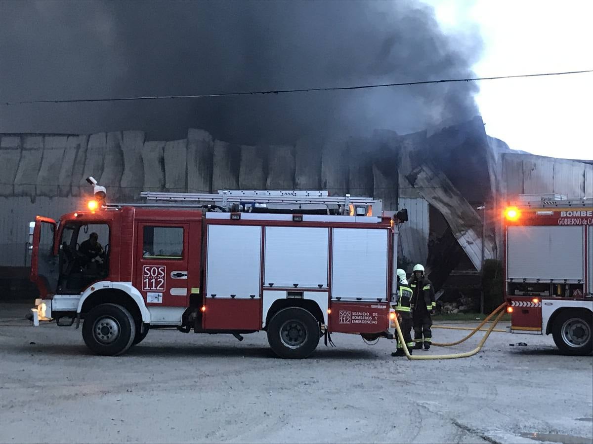 Espectacular incendio en Santiago de Cartes