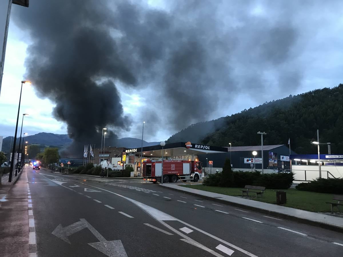 Espectacular incendio en Santiago de Cartes