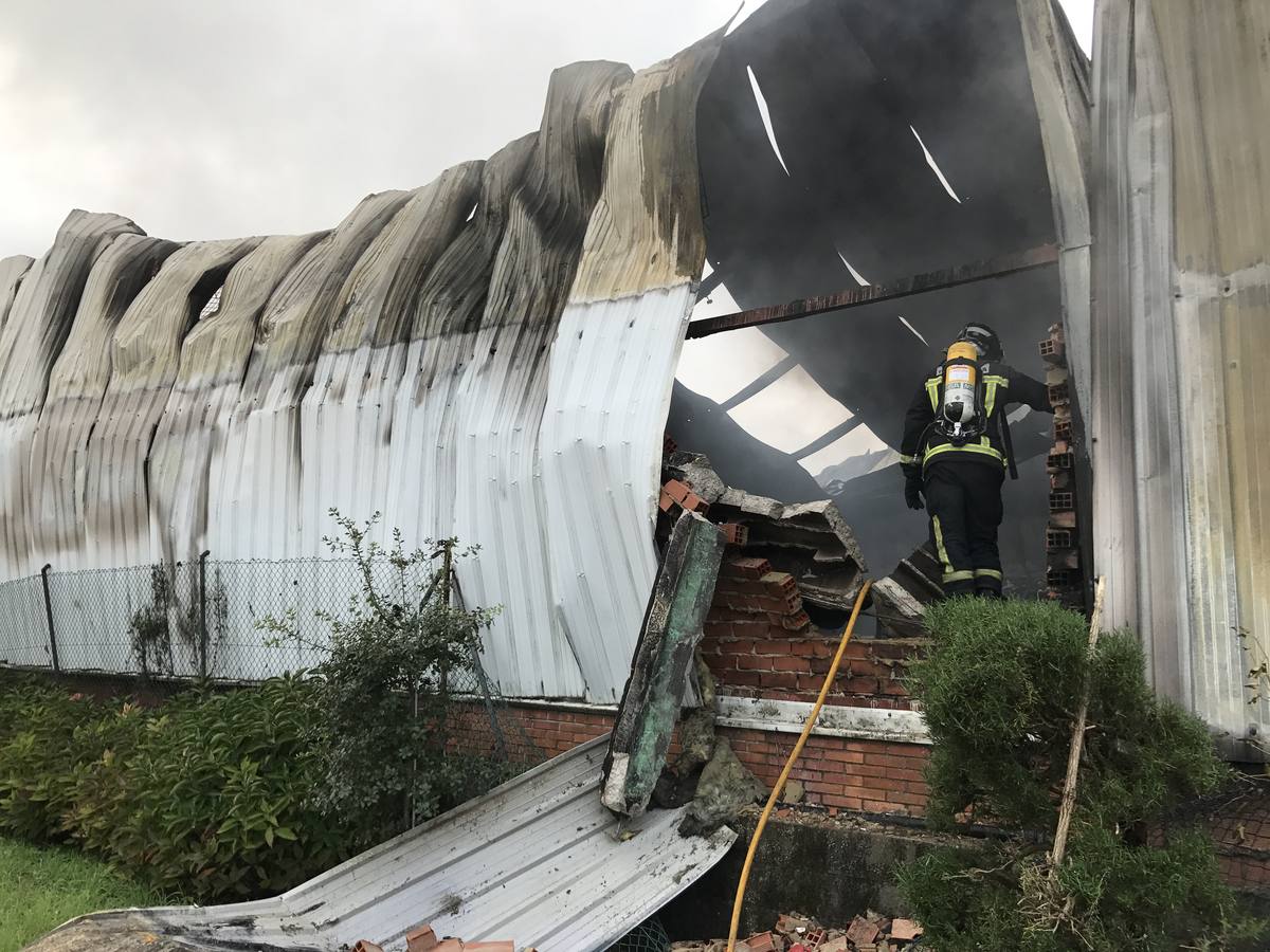 Espectacular incendio en Santiago de Cartes