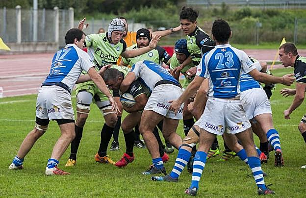 Bathcpo y Durango, en plena melé en el Complejo Ruth Beitia