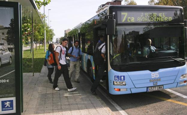 Cada vez más alumnos utilizan el autobús municipal para trasladarse al campus de Las Llamas.