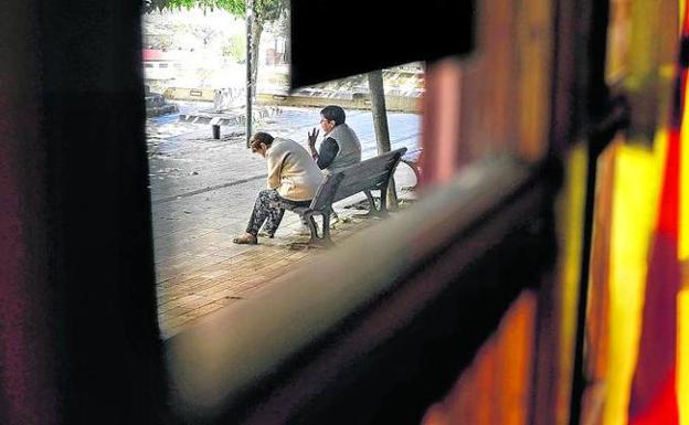 Fina Mitjanes y Carmen Vendrell, en un banco de una plaza de Ivorra.