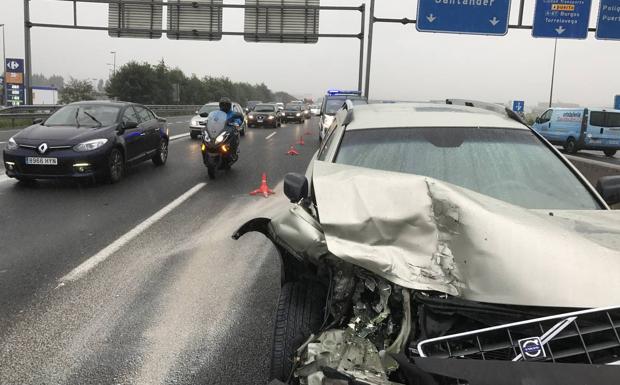 Uno de los coches implicados en la serie de choques por alcance registrados esta mañana.