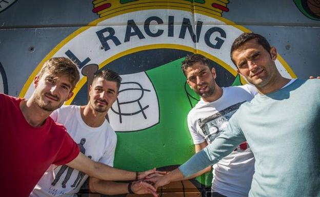 Quique Rivero, Álex García, Juanjo y Antonio Tomás posan junto al escudo del Racing en Las Instalaciones de La Albericia.