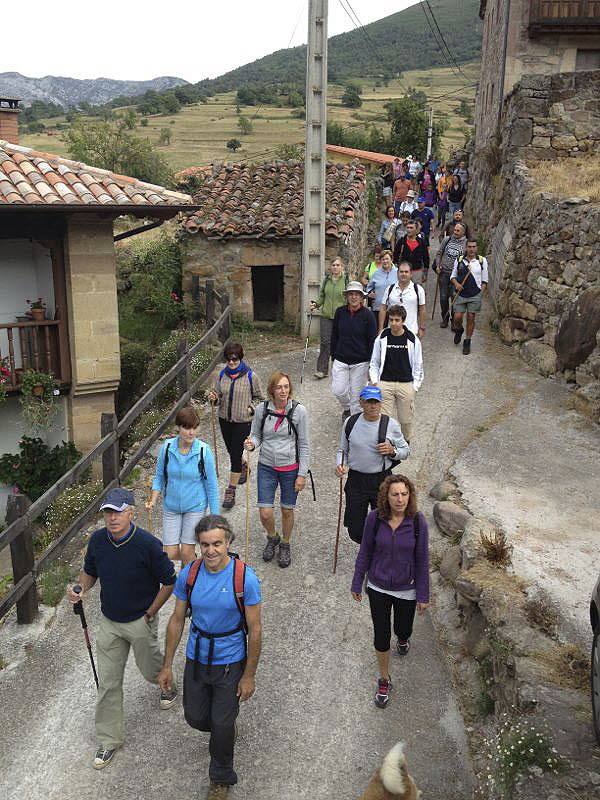 Cicera (Peñarrubia). Senderistas subiento a la braña de Los Tejos.