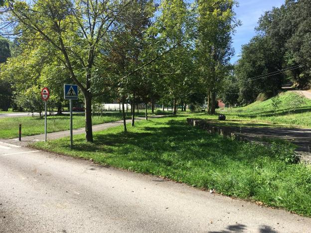 La piscina se levantará entre el campo de fútbol y la pista polideportiva. 