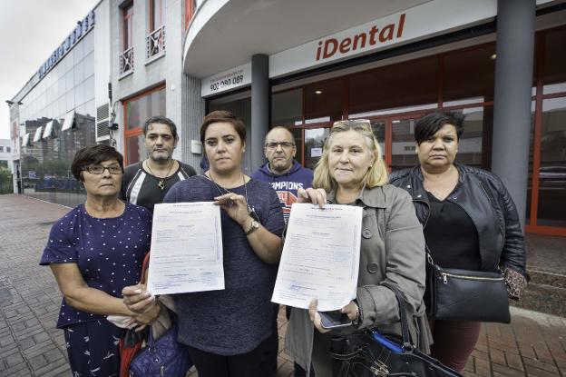 Pacientes afectados por la huelga de la clínica dental iDental se unen para denunciar. 