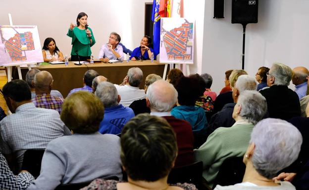 La alcaldesa y Díaz presentan el proyecto a los vecinos