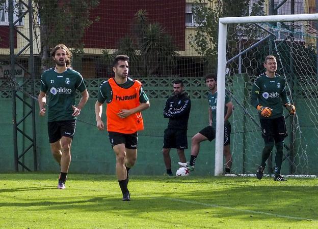 Gonzalo (a la izquierda junto a Óscar) fue una de las sorpresas gratas de la mañana al entrenar en La Albericia. Le observa el segundo entrenador, José María Lana . 