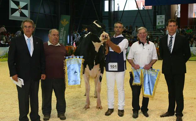 La vaca galardonada, junto a sus dueños y los organizadores y jueces del certamen.