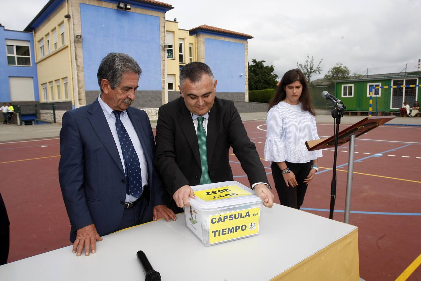 El colegio Salvador de Barreda celebró su 35 aniversario enterrando una cápsula del tiempo en el centro.