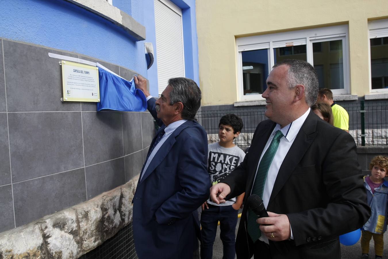 El colegio Salvador de Barreda celebró su 35 aniversario enterrando una cápsula del tiempo en el centro.