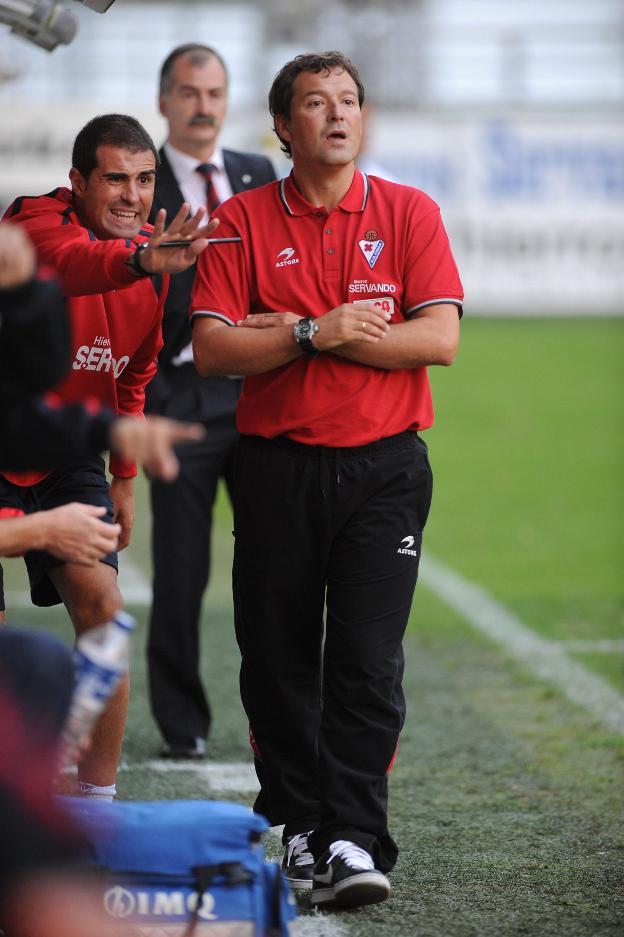 Gaizka Garitano y Ángel Viadero, en el banquillo del Eibar