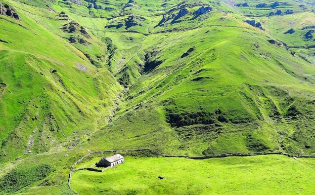 Casa del Rey y resbaladero bajo la cumbre del pico Venti..