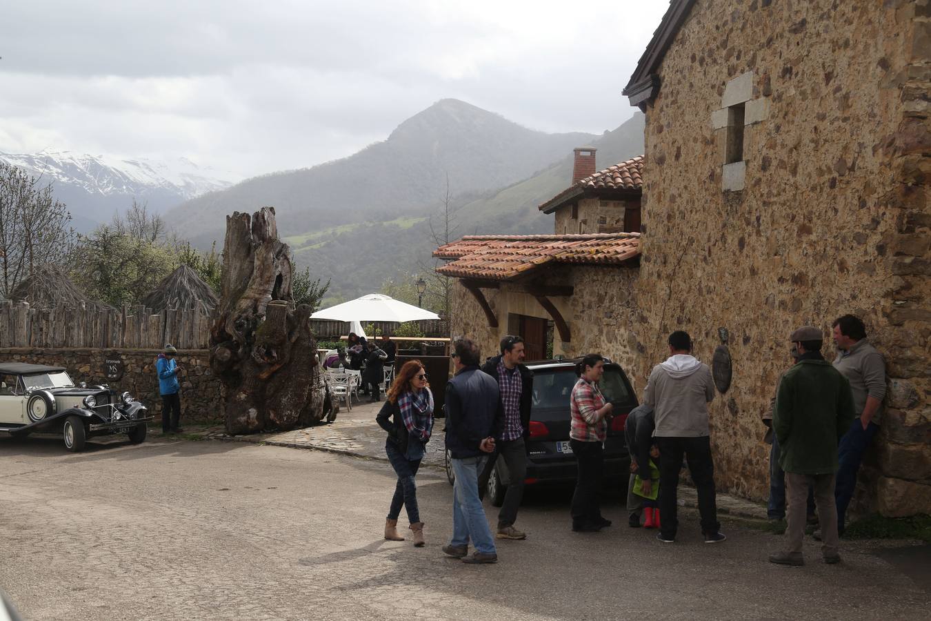 El equipo de rodaje de la película 'Heidi la reina de las montañas', a la entrada del pueblo.