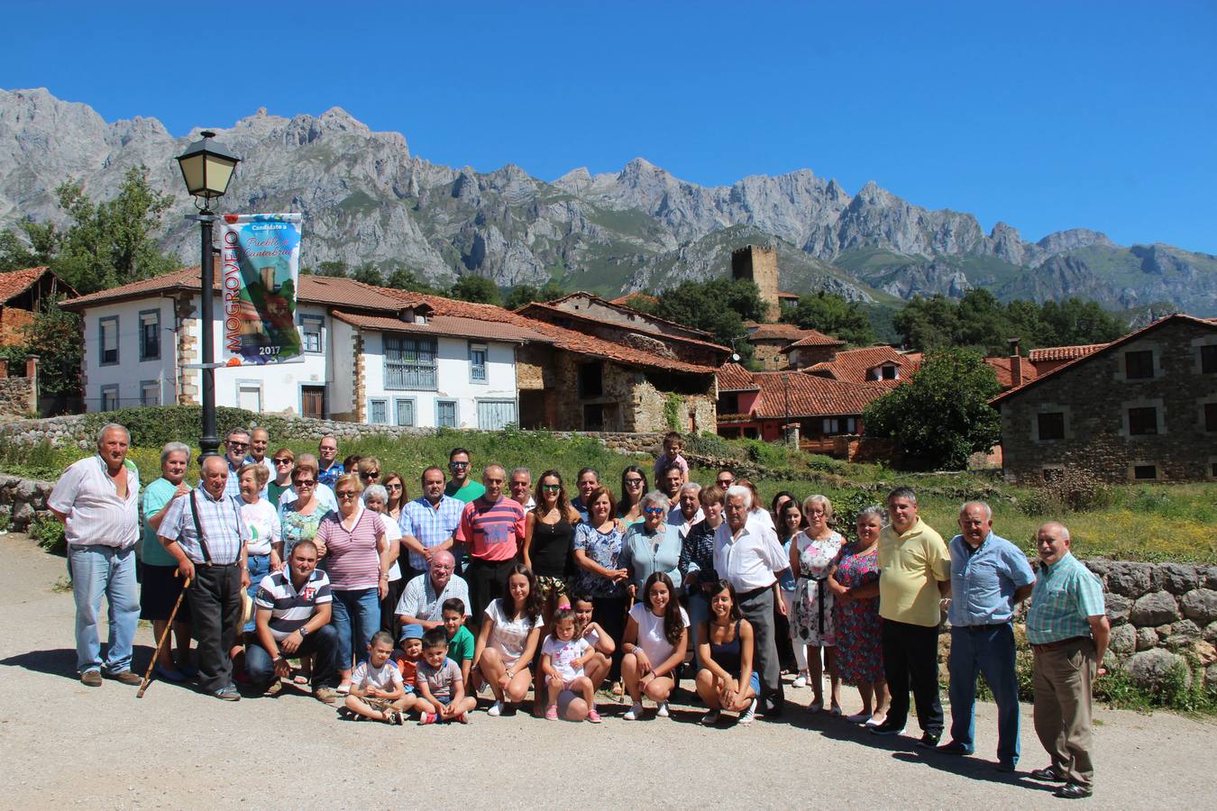 Alcalde y vecinos de Mogrovejo, en la presentación de su candidatura para optar al premio 'Pueblo de Cantabria 2017'.