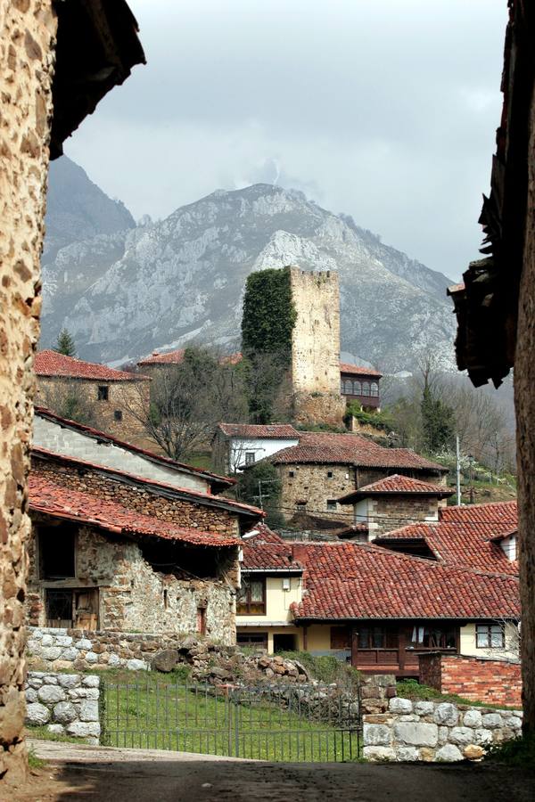 El rincón más fotografiado del pueblo, con su famosa torre al fondo.