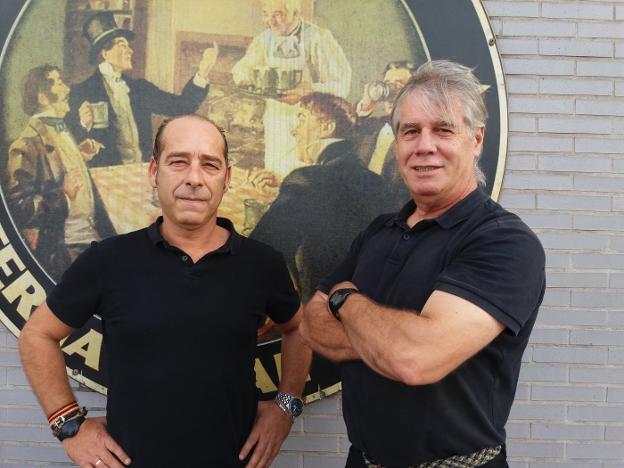  Al frente del negocio. Manuel García y Manuel García, en la puerta de la taberna. :: 