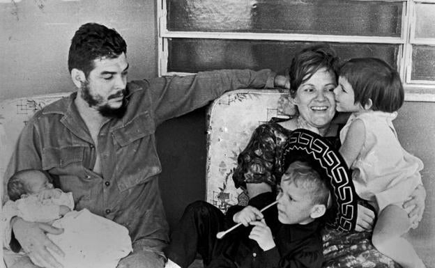 Ernesto Guevara, con su segunda esposa, Aleida March, y sus hijos Ernesto, Camilo y Celia