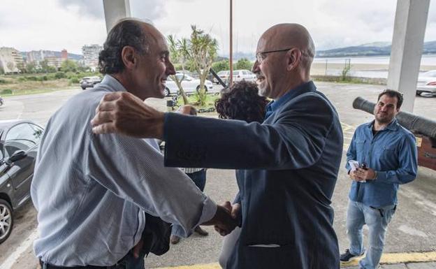 Ignacio Diego y Ramón Arenas se saludan en la entrada del restaurante del Club Náutico de Laredo. 