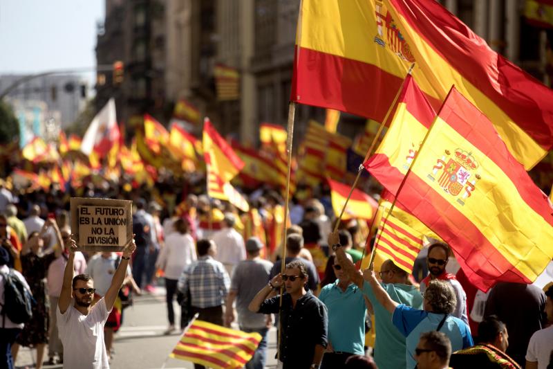 Miles de personas se conentran en la capital catalana para «recuperar la sensatez»