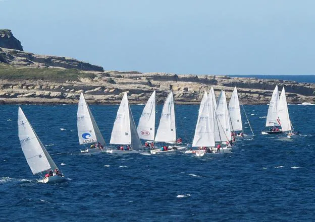 Los J80, ayer en plena competición en aguas de Santander.