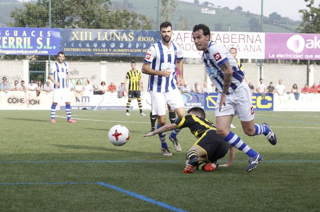 Rubén Palazuelos salva la entrada de un jugador del Cayón. 