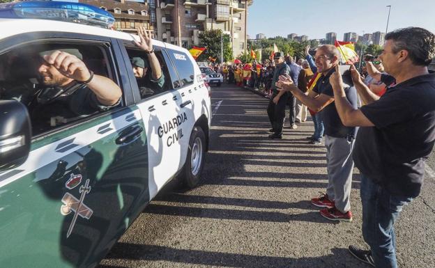 Despedida en Santander a los guardias civiles enviados a Cataluña. 
