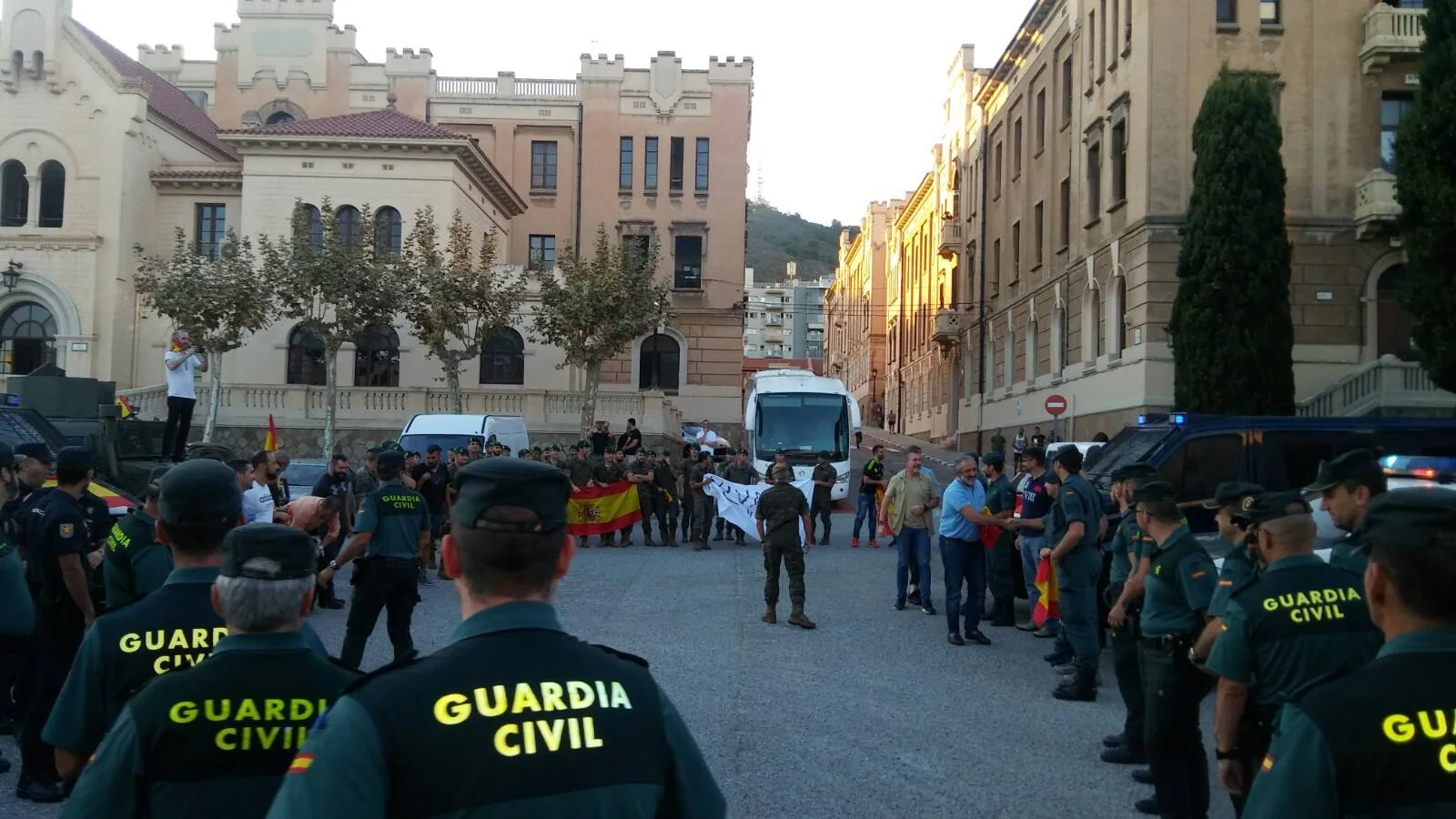 Imágenes de la visita de la Unión de Guardias Civiles de Cantabria a sus compañeros