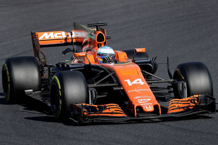 Lewis Hamilton volvió a salir ganador de una carrera de Fórmula 1. El británico, líder de la clasificación se impuso a Max Verstappen y Ricciardo. Vettel, que salió segundo, tuvo que abandonar al igual que el español, Carlos Sainz. Fernando Alonso acabó en la undécima posición.