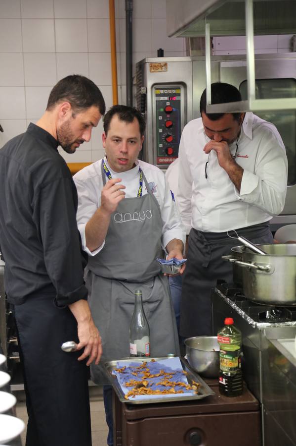 Doce de los más destacados cocineros de la región elaboran con productos cántabros una cena, organizada por la Consejería de Turismo y Cantur, para más de sesenta representantes de medios de comunicación especializados nacionales e internacionales, cocineros de primer nivel nacional e internacional y profesionales influyentes. Cantabria en el l congreso San Sebastián Gastronómika-Euskadi Basque Country 2017 ntabria en el 