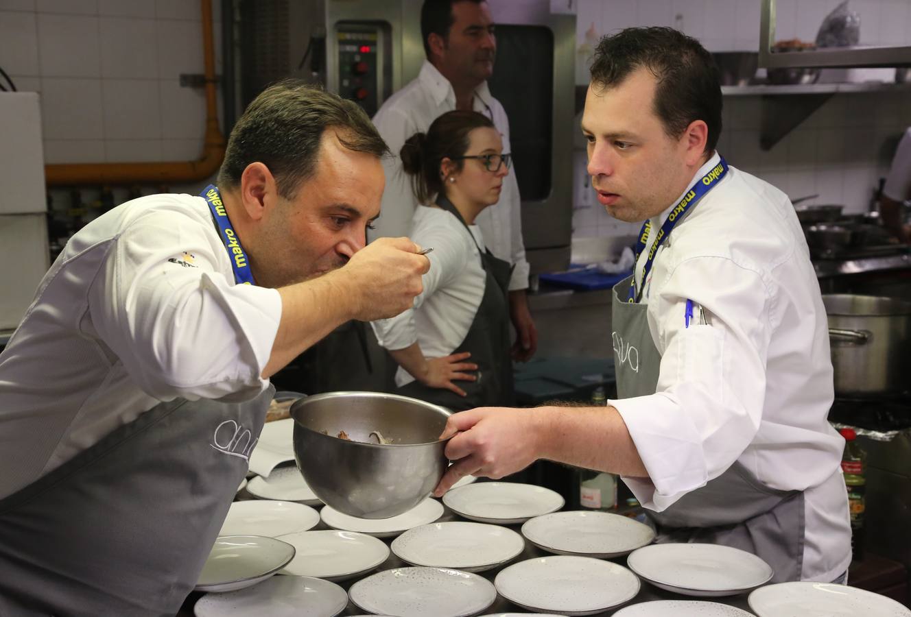 Doce de los más destacados cocineros de la región elaboran con productos cántabros una cena, organizada por la Consejería de Turismo y Cantur, para más de sesenta representantes de medios de comunicación especializados nacionales e internacionales, cocineros de primer nivel nacional e internacional y profesionales influyentes. Cantabria en el l congreso San Sebastián Gastronómika-Euskadi Basque Country 2017 ntabria en el 