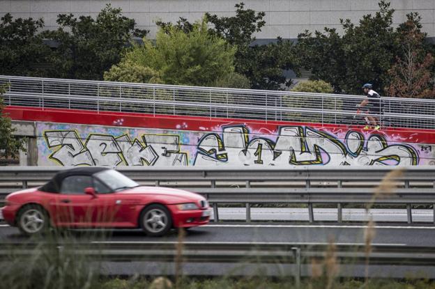 En el suelo de la pasarela también dejaron un ‘tag’. Su firma