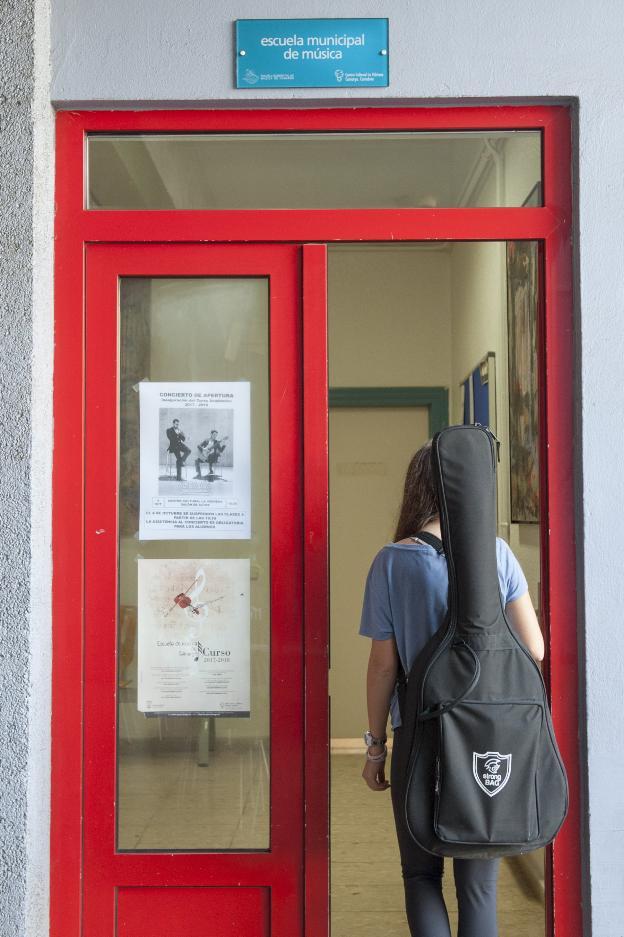 Un alumno accede a la Escuela de Música de Camargo. 