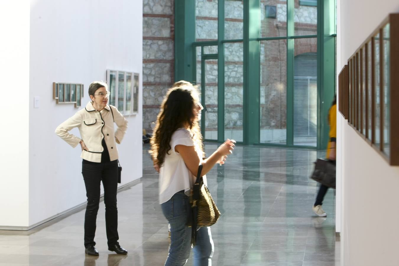 La exposición colectiva "Dibujar la tormenta", que podrá visitarse desde hoy hasta finales de noviembre en la Biblioteca Central de Santander, recoge la obra de ocho artistas españoles que parten del dibujo y lo mezclan con otras técnicas, como el collage, la instalación o la animación.