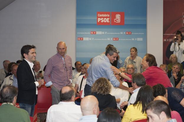 Pablo Zuloaga y su equipo se reunieron ayer con los militantes de Santander.