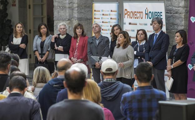 11.00 horas. Parlamento. Sáenz de Buruaga interviene en el acto promovido por Padre Menni, Proyecto Hombre, Adaner y Paducán.