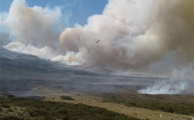 La sequía y el viento complican un incendio provocado en Campoo de Suso