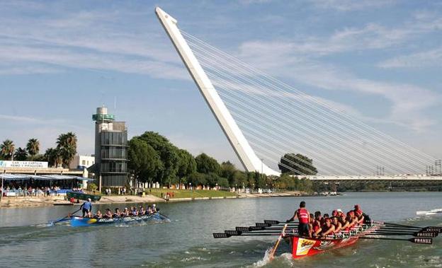 Trainera cántabra en el río Guadalquivir. 