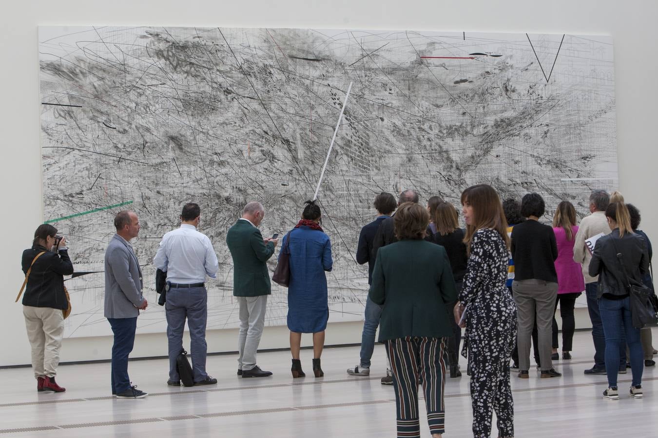 El centro Botín mostrará desde este jueves, durante cuatro meses y medio, una selección de 30 pinturas y 60 dibujos bajo el título "Julie Mehretu: Una historia universal de todo y nada", en la que se aprecia la evolución del mundo de la luz a la oscuridad que se ha producido en la obra de la artista etíope.