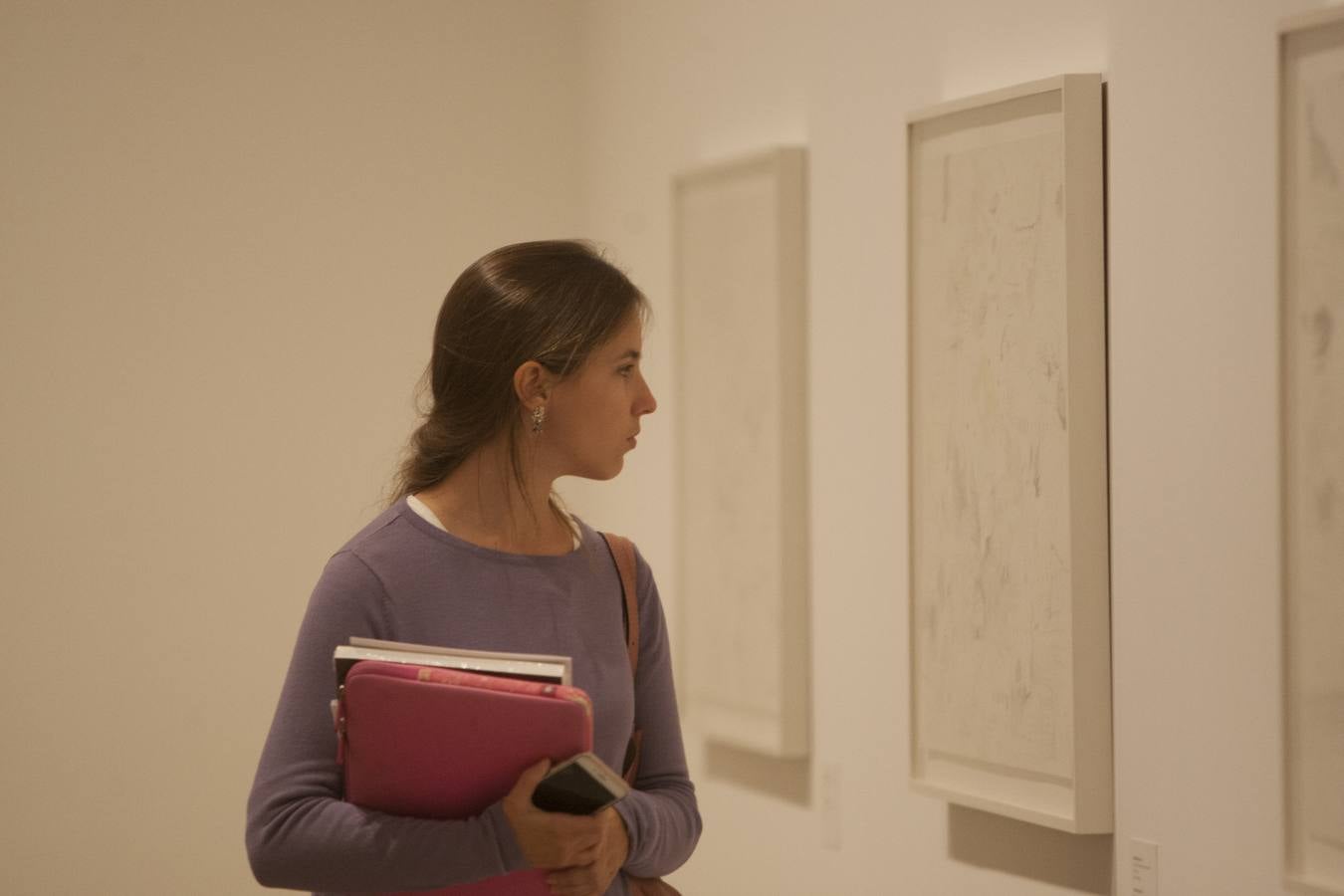 El centro Botín mostrará desde este jueves, durante cuatro meses y medio, una selección de 30 pinturas y 60 dibujos bajo el título "Julie Mehretu: Una historia universal de todo y nada", en la que se aprecia la evolución del mundo de la luz a la oscuridad que se ha producido en la obra de la artista etíope.