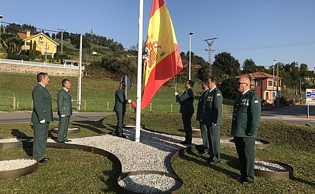 Imagen principal - Arriba: guardias de Astillero izan una bandera de España en la rotonda de Villanueva de Villaescusa. Debajo, actos por el día del Pilar en Los Corrales de Buelna y Camargo.